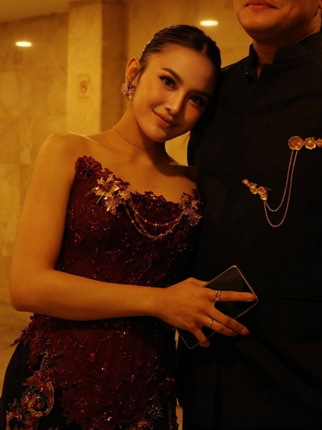 Bustier tanpa lengan tampak mewah dengan tebaran payet berkilauan, yang dirangkai membentuk sulur-sulur. Bustier tersebut mengekspos bahu pelantun lagu Mati-matian tersebut, yang kemudian memicu kritik. Foto: dok Instagram mahaliniraharja