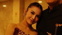 Mahalini juga memakai bawahan rok beludru hitam tebal yang menampilkan motif Phoenix dan bunga. Dia bersandar di bahu suaminya, Rizky Febian. (Foto: dok Instagram mahaliniraharja)