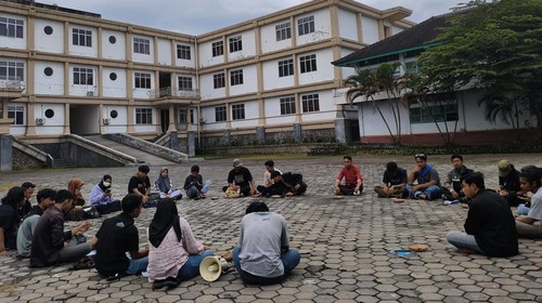 Mahasiswa Gempar UGR konsolidasi di halaman kampus UGR, Jumat (20/6/2025). Konsolidasi Gempar UGR membahas isu pengoperasian seaplane dan pembangunan glamping di Gunung Rinjani. (Sanusi Ardi W/detikBali)