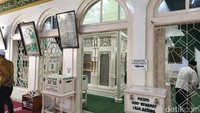 Di area masjid terdapat makam Habib Husein dan asistennya yang bernama Habib Abdul Kadir, ia adalah keturunan Tionghoa. Setiap harinya ada ratusan orang yang berziarah ke makam ini sekaligus menunaikan sholat di masjid. Foto: Devi Setya/detikcom