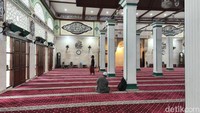 Seiring berjalannya waktu, bangunan ini lambat laun mengalami perluasan dan renovasi besar. Arsitektur Masjid Jami Luar Batang mencerminkan gaya tradisional Betawi dengan sentuhan Timur Tengah. Struktur bangunannya cukup sederhana tetapi memiliki aura religius yang kuat. Foto: Devi Setya/detikcom