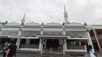 Masjid Luar Batang dibangun oleh seorang ulama asal Hadramaut, Yaman, bernama Habib Husein bin Abu Bakar Alaydrus. Ia datang ke Batavia pada 1736 melalui Pelabuhan Sunda Kelapa. Foto: Devi Setya/detikcom