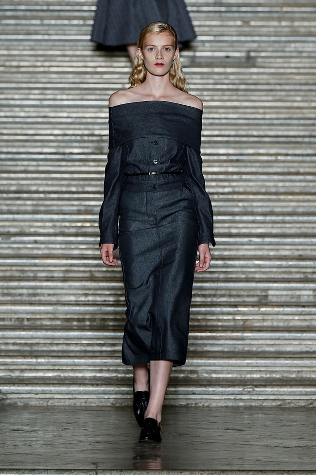 i tengah kemegahan arsitektur La Reggia dan panorama taman kerajaan, Max Mara berhasil mentransformasikan semangat feminin era 1950-an ke dalam bahasa busana yang relevan bagi perempuan masa kini. (Foto: Giovanni Giannoni/WWD via Getty Images)