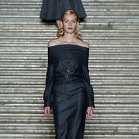 i tengah kemegahan arsitektur La Reggia dan panorama taman kerajaan, Max Mara berhasil mentransformasikan semangat feminin era 1950-an ke dalam bahasa busana yang relevan bagi perempuan masa kini. (Foto: Giovanni Giannoni/WWD via Getty Images)