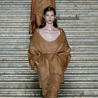 Versi anyaman raffia menjadi sorotan, menawarkan kesan musim panas yang ringan namun tetap berkelas. (Foto: Giovanni Giannoni/WWD via Getty Images)