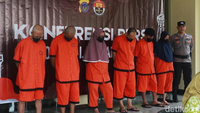 Tampang 6 tersangka mafia tanah yang terjadi kepada warga Bantul, Mbah Tupon, saat rilis kasus di Polda DIY, Jumat (20/6/2025).