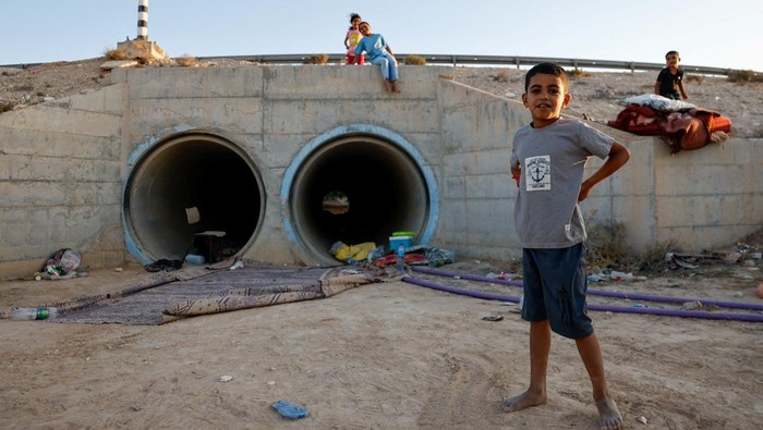 Melihat dari Dekat Tempat Warga Israel Berlindung dari Rudal Iran Children stand outside a tunnel under a bridge where they shelter in case of a rocket siren alert for a missile strike from Iran on Israel, in southern Negev, Israel June 18, 2025. REUTERS/Amir Cohen