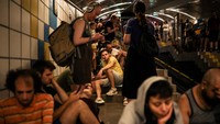 Orang-orang berlindung di dalam terowongan kereta gantung setelah serangan rudal dari Iran ke Israel, di Haifa. Foto: REUTERS/Shir Torem