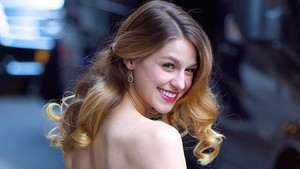 Melissa Benoist dikenal sebagai Supergirl di Arrowverse TV series. Dia tampil sebagai keponakan Superman itu dalam enam season. Foto: GC Images/Robert Kamau