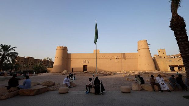 Locals and foreigners sit in front of Al Masmak Palace Museu, in Riyadh, Saudi Arabia, May 31, 2025. REUTERS/Hamad I Mohammed