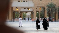 Wanita berjalan di depan Masjid Agung Imam Turki Bin Abdullah, di Riyadh. Foto: REUTERS/Hamad I Mohammed