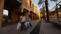 Warga berjalan sambil membawa tas belanja di pasar lokal di pusat kota Riyadh. Foto: REUTERS/Hamad I Mohammed