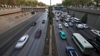 Mobil melaju pada jam sibuk di jalan raya menuju pasar lokal di pusat kota Riyadh. Foto: REUTERS/Hamad I Mohammed
