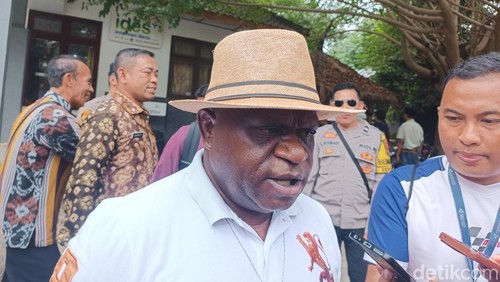 Menteri  HAM, Natalius Pigai, seusai menggelar dialog dengan masyarakat Desa Kuta, Kecamatan Pujut, Lombok Tengah, NTB, Jumat (20/6/2025). (Foto: Edi Suryansyah/detikBali)