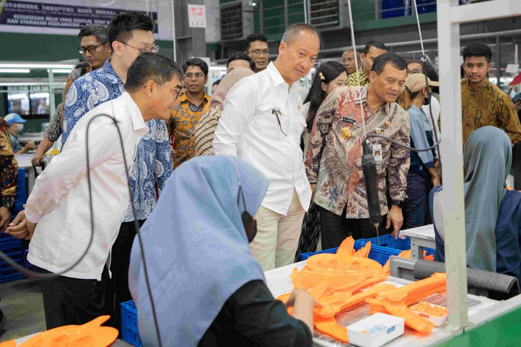 Menteri Perindustrian Agus Gumiwang Kartasasmita bersama Gubernur Jawa Tengah Ahmad Luthfi meninjau proses produksi mainan anak PT Royal Regent Indonesia (RRI) di Kawasan Industri Kendal (KIK), Jawa Tengah, Kamis (19/6/2025). (Dok. Kemenperin)