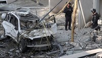 Pasukan keamanan tampak memeriksa lokasi mobil hancur usai serangan rudal Iran. Israel mendadak menyerang Iran sejak Jumat (13/6/2026) lalu, melalui udara. Pemerintah Israel mengklaim bahwa serangan itu adalah serangan pencegahan dari ancaman Iran untuk membuat bom nuklir. Israel mengklaim bahwa Iran melanggar komitmen Perjanjian Non-Proliferasi Senjata Nuklir (NPT) dan menganggap itu sebagai keadaan darurat. Foto: REUTERS/Nir Elias