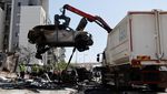Mobil-mobil Hancur Usai Serangan Rudal Iran Menghantam Israel