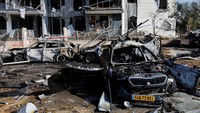 Serangan rudal Iran tidak hanya menghancurkan bangunan, tapi juga mobil-mobil warga. Foto: REUTERS/Amir Cohen