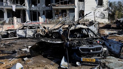 Mobil-mobil Hancur Usai Serangan Rudal Iran Menghantam Israel