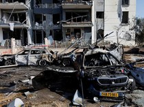 Mobil-mobil Hancur Usai Serangan Rudal Iran Menghantam Israel
