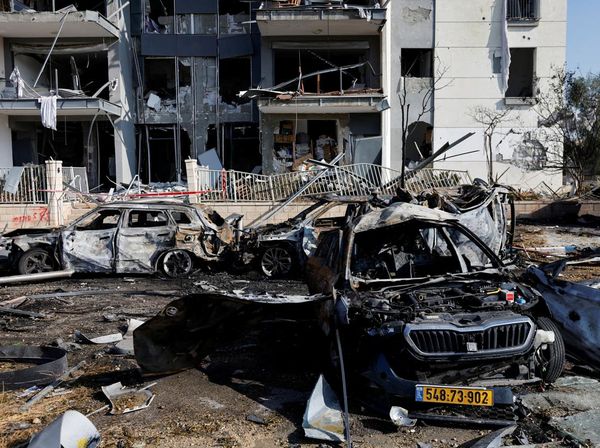 Mobil-mobil Hancur Usai Serangan Rudal Iran Menghantam Israel