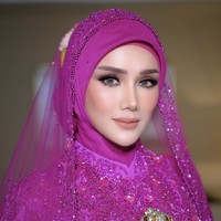 Dalam momen spesial ini, keluarga Ahmad Dhani kembali menunjukkan kekompakan mereka. Mulan Jameela tampil memukau dengan kedua putrinya, Tiara dan Safeea Ahmad. Ketiganya serasi mengenakan kebaya pink fuschia yang membuat penampilan mereka begitu anggun dan memikat. Mulan memadukan kebaya pink berhias payet dengan hijab dan kerudung senada, menghadirkan kesan lembut sekaligus berkelas. Wajahnya dirias manis dengan pulasan blush on pink dan tata rias mata yang lebih bold. Foto: dok. Instagram