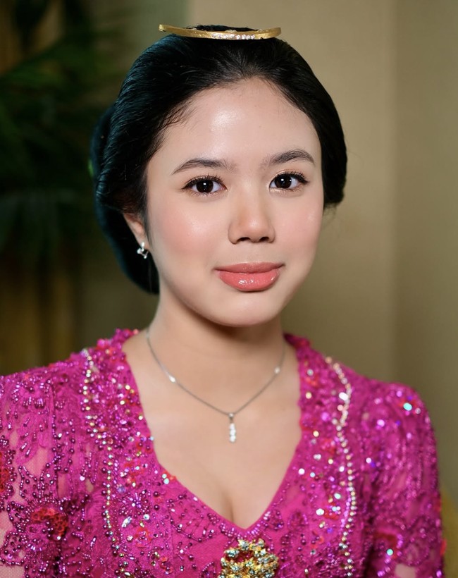 Rambutnya disanggul gaya Jawa dengan hiasan sirkam emas, sementara riasannya dipercantik blush on pink dan lipstik plump karya MUA Andalusia. Foto: dok. Instagram