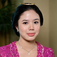 Rambutnya disanggul gaya Jawa dengan hiasan sirkam emas, sementara riasannya dipercantik blush on pink dan lipstik plump karya MUA Andalusia. Foto: dok. Instagram