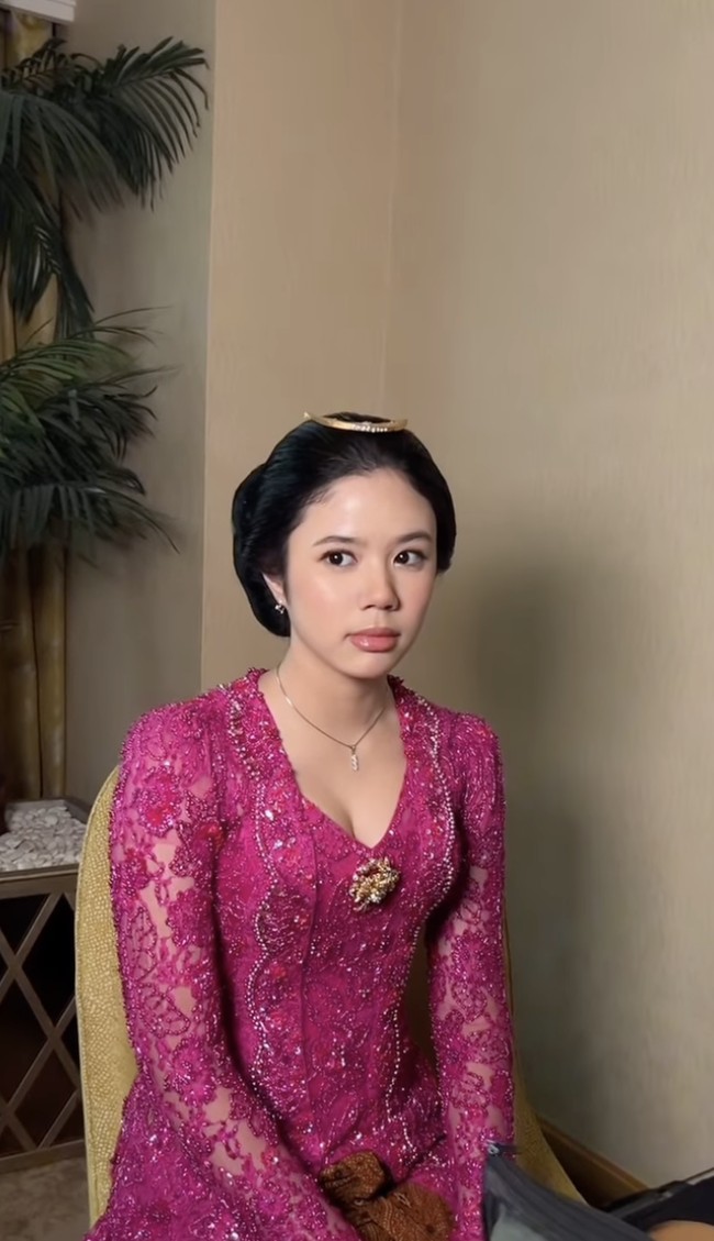 Safeea juga tampil mempesona dalam balutan kebaya fuschia yang dipercantik bros keemasan dan kalung berliontin.  Foto: dok. Instagram