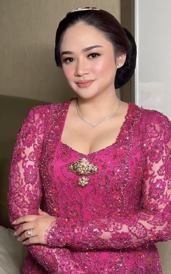 Sementara itu, Tiara, putri Mulan dari pernikahannya dengan Harry Nugraha, tak kalah memikat. Ia mengenakan kebaya fuschia berhias beads, dipadu bros emas dan kalung silver sederhana tanpa liontin.  Foto: dok. Instagram