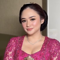 Sementara itu, Tiara, putri Mulan dari pernikahannya dengan Harry Nugraha, tak kalah memikat. Ia mengenakan kebaya fuschia berhias beads, dipadu bros emas dan kalung silver sederhana tanpa liontin.  Foto: dok. Instagram