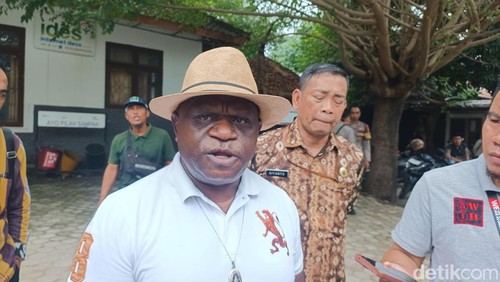 Menteri HAM, Natalius Pigai, seusai menggelar dialog dengan masyarakat Desa Kuta, Kecamatan Pujut, Jumat (20/6/2025). Foto: (Edi Suryansyah/detikBali)