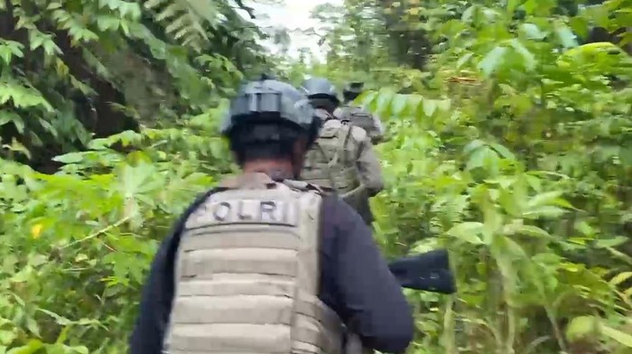 olisi melakukan penyisiran setelah KKB tembak mati 3 warga sipil di Puncak.