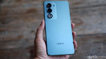 Oppo A5 dirancang dengan ketangguhan yang tahan lama, dilengkapi sertifikasi IP65 untuk perlindungan terhadap air dan debu. Desain tertutup pada perangkat ini mampu mencegah masuknya partikel seperti pasir, debu, dan serat kain, menjadikannya pilihan ideal untuk digunakan di luar ruangan, di lokasi konstruksi, atau di lingkungan berdebu. Smartphone ini juga tahan terhadap cairan seperti air hujan, tumpahan minuman, hingga cipratan air, memberikan perlindungan menyeluruh dalam segala cuaca. Foto: Adi Fida Rahman/detikINET