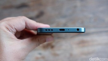 Oppo menyisipkan baterai besar 6.000 mAh untuk menyokong kinerja Oppo A5 dan A5x. Baterai besar ini diklaim dapat dipakai nonton YouTube hingga 16,34 jam. Foto: Adi Fida Rahman/detikINET