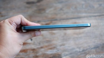 Baterai besar tersebut dipadukan dengan pengisian cepat SuperVOOC Flash Charge 45W, yang diklaim dapat mengisi daya hingga 30% dalam 21 menit dan 100% dalam 84 menit. Foto: Adi Fida Rahman/detikINET