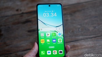 LCD berukuran 6,67 inch dengan resolusi HD+ (1604 x 720 pixel) dan punch-hole di bagian tengah layar. Layar Oppo A5x mendukung refresh rate hingga 90Hz dan touch sampling rate hingga 180Hz. Tingkat kecerahannya layarnya mencapai 1.000 nits. Foto: Adi Fida Rahman/detikINET