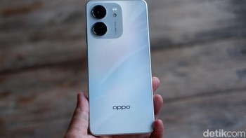 OPPO A5x tersedia dalam warna Midnight Blue, Laser White, dan Evening Mist Pink. Masing-masing warna menggunakan proses CNC machining dan UV texture printing untuk menghasilkan finishing matte-gloss yang premium. Setiap warna menghadirkan kesan elegan yang abadi dan tampilan eksklusif yang cocok bagi pengguna yang mengutamakan gaya tanpa mengorbankan fungsionalitas. Foto: Adi Fida Rahman/detikINET