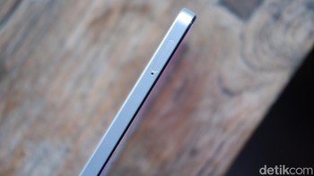 Baterai besar tersebut dipadukan dengan pengisian cepat SuperVOOC Flash Charge 45W, yang diklaim dapat mengisi daya hingga 30% dalam 21 menit dan 100% dalam 84 menit.  Foto: Adi Fida Rahman/detikINET
