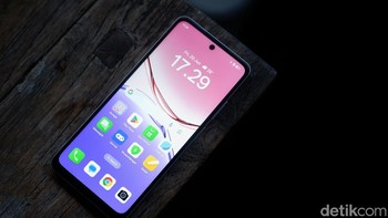 Dari segi spesifikasi, Oppo A5x mengusung layar LCD berukuran 6,67 inch dengan resolusi HD+ (1604 x 720 pixel) dan punch-hole di bagian tengah layar. Layar Oppo A5 dan A5x mendukung refresh rate hingga 90Hz dan touch sampling rate hingga 180Hz. Tingkat kecerahannya layarnya mencapai 1.000 nits. Foto: Adi Fida Rahman/detikINET