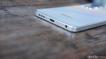 Oppo menyisipkan baterai besar 6.000 mAh dapat dipakai nonton YouTube hingga 16,34 jam. Oppo juga memberikan jaminan masa pakai baterai hingga lima tahun. Berkat kombinasi software dan hardware, baterai Oppo A5 dan A5x mampu mempertahankan lebih dari 80% kapasitas aslinya setelah 1.700 siklus pengisian daya. Foto: Adi Fida Rahman/detikINET