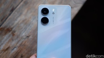 Oppo A5x mengusung kamera belakang 32 MP. Keduanya sama-sama memiliki kamera selfie 5 MP. Foto: Adi Fida Rahman/detikINET