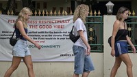 Kebijakan ini menuai beragam komentar dari masyarakat dan wisatawan. Beberapa mendukung langkah Pemdes Kuta sebagai bentuk perlindungan budaya lokal, sementara yang lain berharap ada sosialisasi yang lebih luas agar wisatawan tidak merasa dikekang. ANTARA FOTO/Ahmad Subaidi