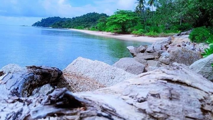 Pantai di pulau Pekajang, Kabupaten Lingga (istimewa)  (Alamudin Hamapu/ Kontributor Kepri)