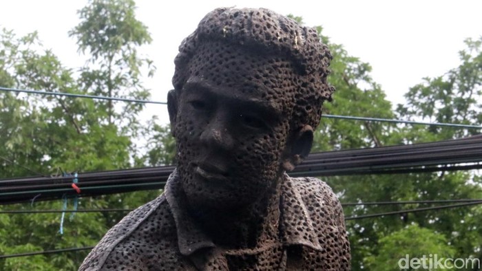 Melihat lebih dekat patung sepak bola di Jalan Lembong, Kota Bandung, yang jadi simbol kejayaan Persib Bandung.