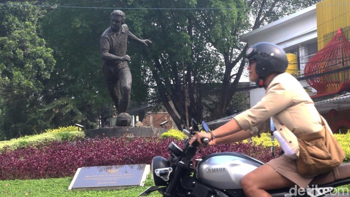 Melihat lebih dekat patung sepak bola di Jalan Lembong, Kota Bandung, yang jadi simbol kejayaan Persib Bandung.