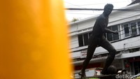 Setiap ulang tahun Persib dan Viking, Bobotoh memandikan patung ini sebagai bentuk cinta dan penghormatan. Sebuah tradisi yang tak pernah pudar dari hati warga Bandung.