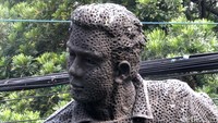 Meski banyak yang mengira itu patung Ajat Sudrajat atau Robby Darwis, Nyoman memastikan patung ini bukan gambaran satu orang. Ia mewakili Semangat Bandung dalam sepak bola! 