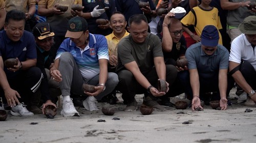 Gus Par-Pandu bersama Forkopimda saat melepas puluhan tukik di pantai Bias Putih, Desa Bugbug, Karangasem, Jumat (20/6/2025).