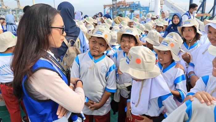 PELNI Ajak Ratusan Siswa SD Keliling Kapal